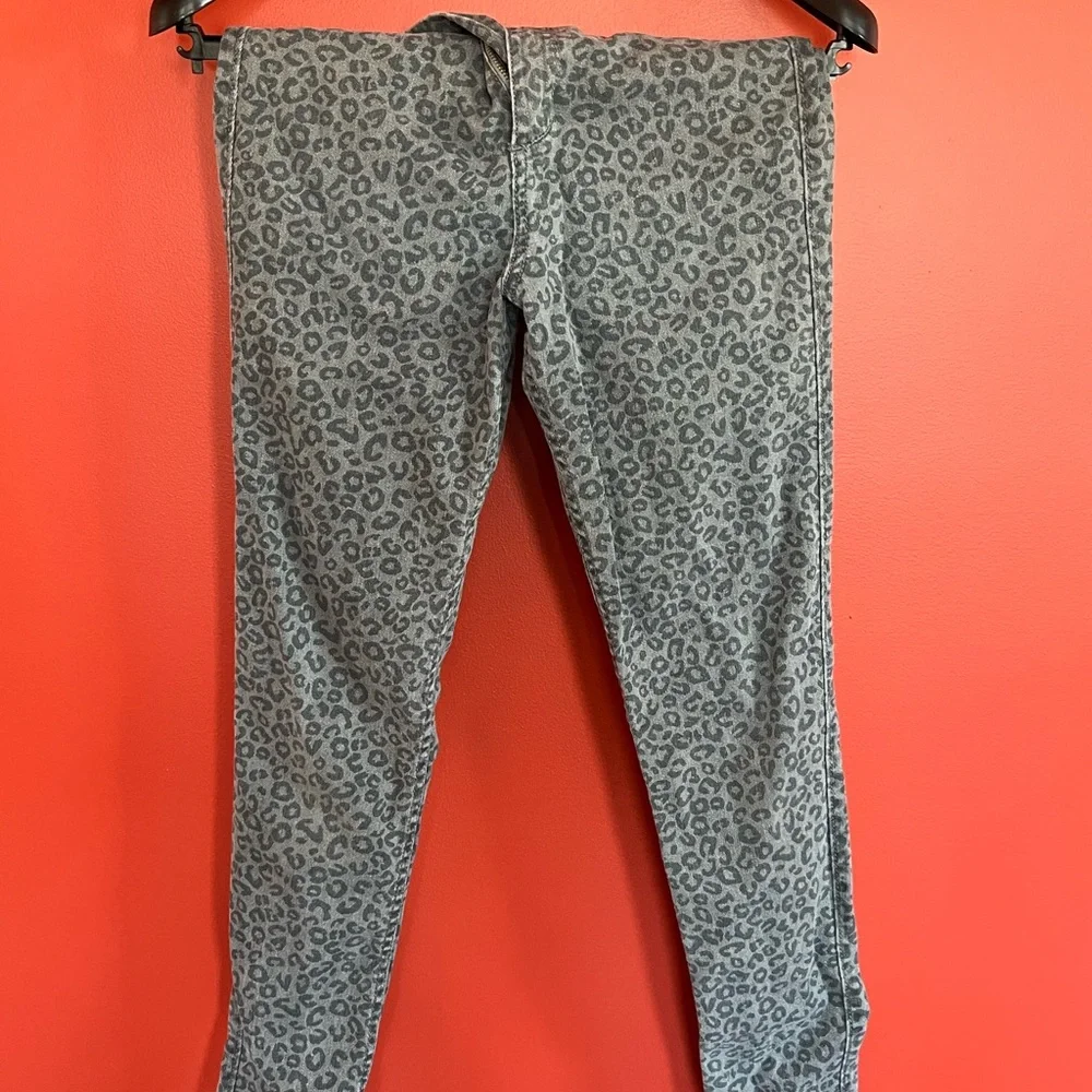 A&F - Picture 4 of 6